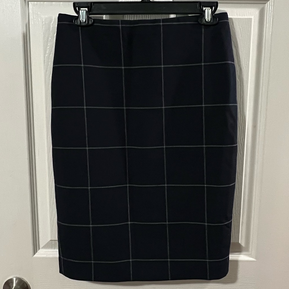 Ann Taylor Woman Navy blue Checkered Pencil Skirt with zipper in the back.